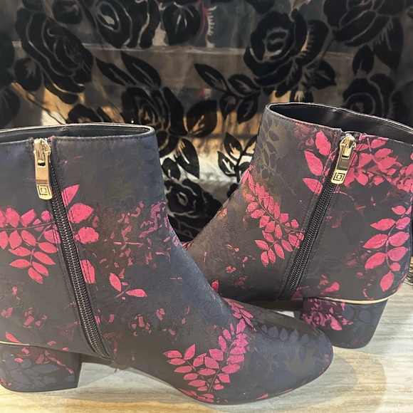 NWOT Liz Claiborne Gina Women’s Size 9.5 Black / Pink Brocade Ankle Boots - Picture 3 of 10